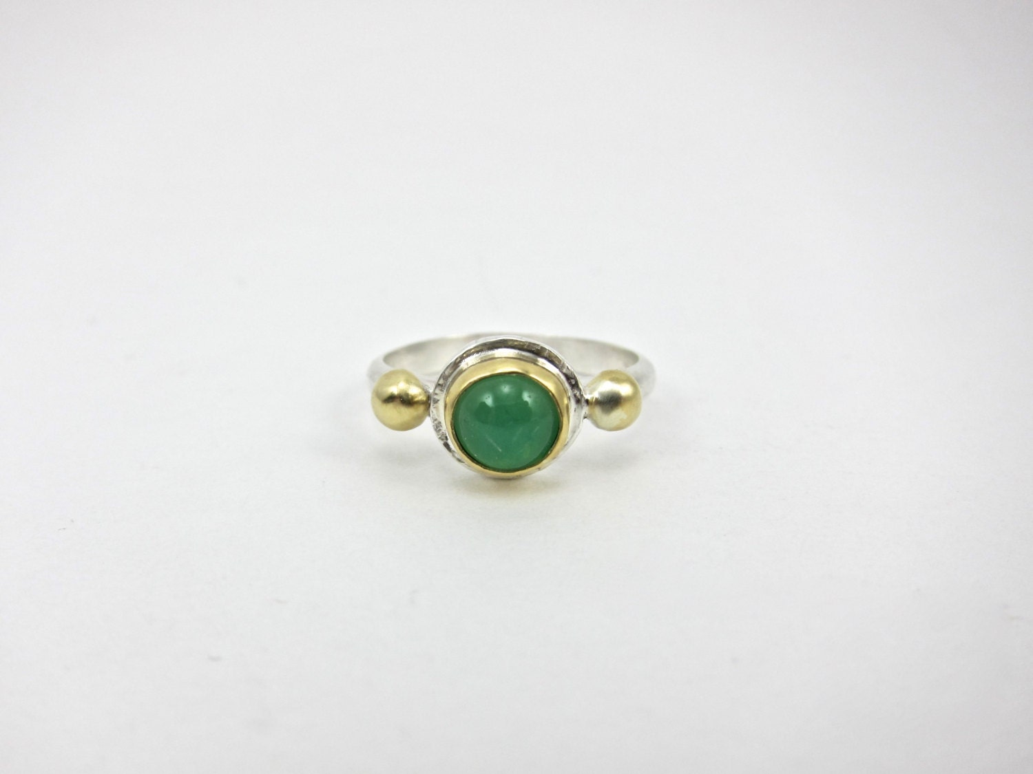 Chrysopras Ring Sterling Silber, 18K Gold Akzent, Größe 6 1/8 Chrysopras Ring Sterling Silber, 18K Gold Akzent, Größe 6 1/8 von aatelierandrea