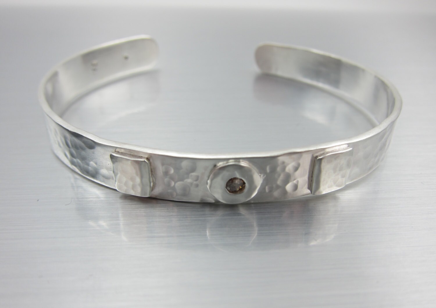 Gehämmerte Sterling Silber Armspange Chocolate Diamond Akzent Gehämmerte Sterling Silber Armspange Chocolate Diamond Akzent von aatelierandrea