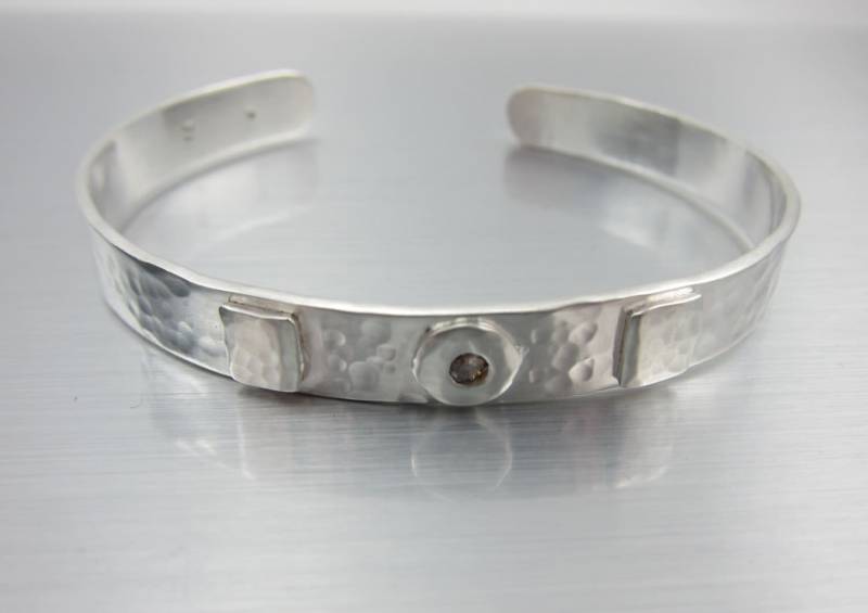 Gehämmerte Sterling Silber Armspange Chocolate Diamond Akzent Gehämmerte Sterling Silber Armspange Chocolate Diamond Akzent von aatelierandrea