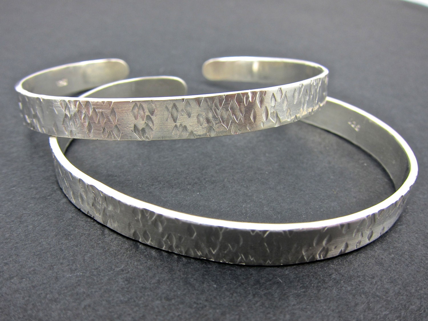 Gehämmertes Sterling Silber Armreif Anpassbares Texturiertes Stacking Armband Gehämmertes Sterling Silber Armreif Anpassbares Texturiertes Stacking Armband von aatelierandrea