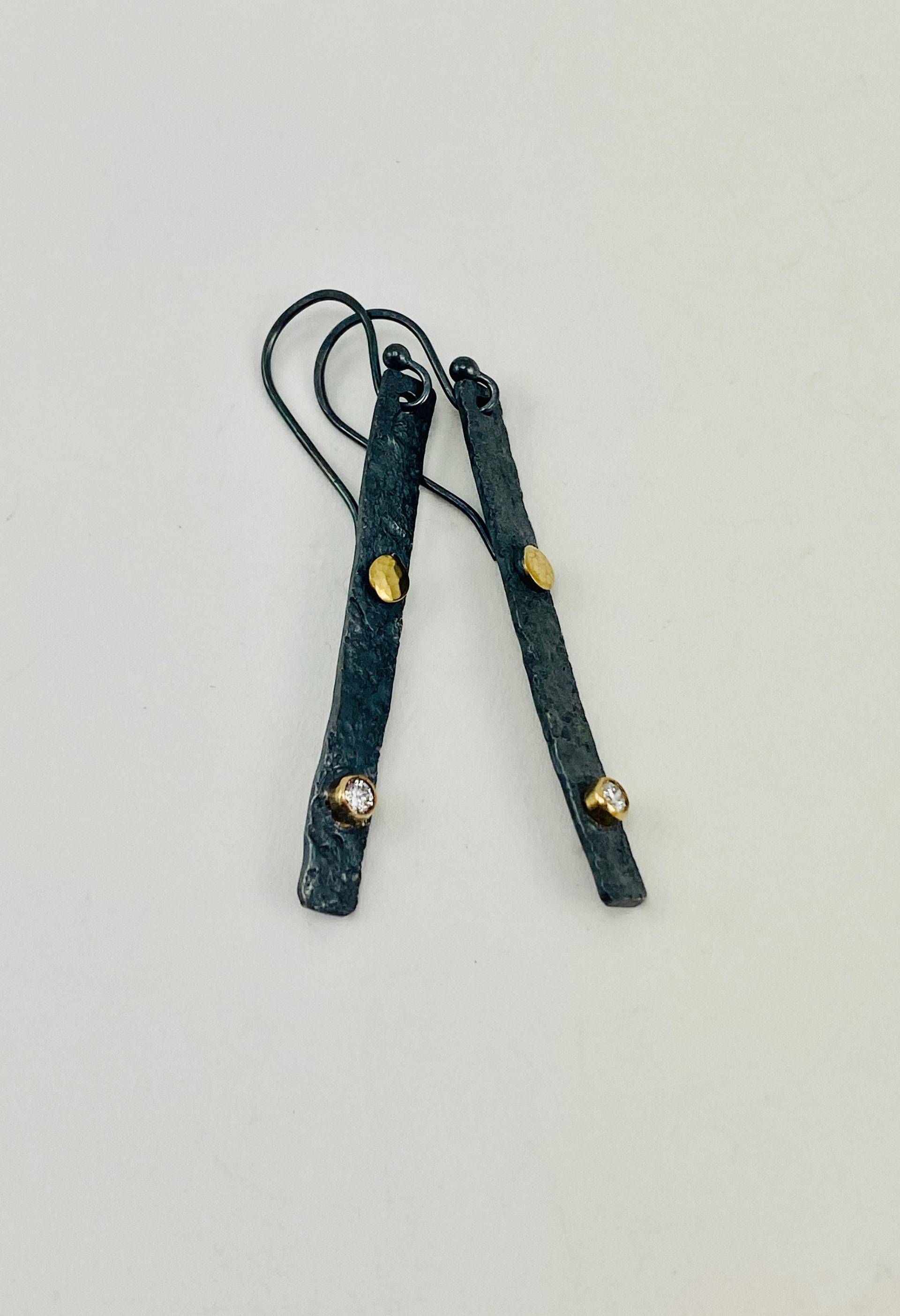 Geschwärzte Silberbarren Ohrringe Diamant & Akzente Aus Gold 22K Geschwärzte Silberbarren Ohrringe Diamant & Akzente Aus Gold 22K von aatelierandrea