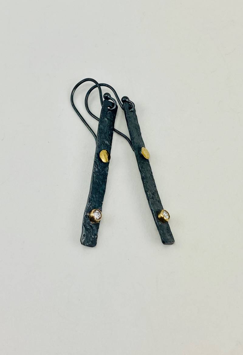 Geschwärzte Silberbarren Ohrringe Diamant & Akzente Aus Gold 22K Geschwärzte Silberbarren Ohrringe Diamant & Akzente Aus Gold 22K von aatelierandrea