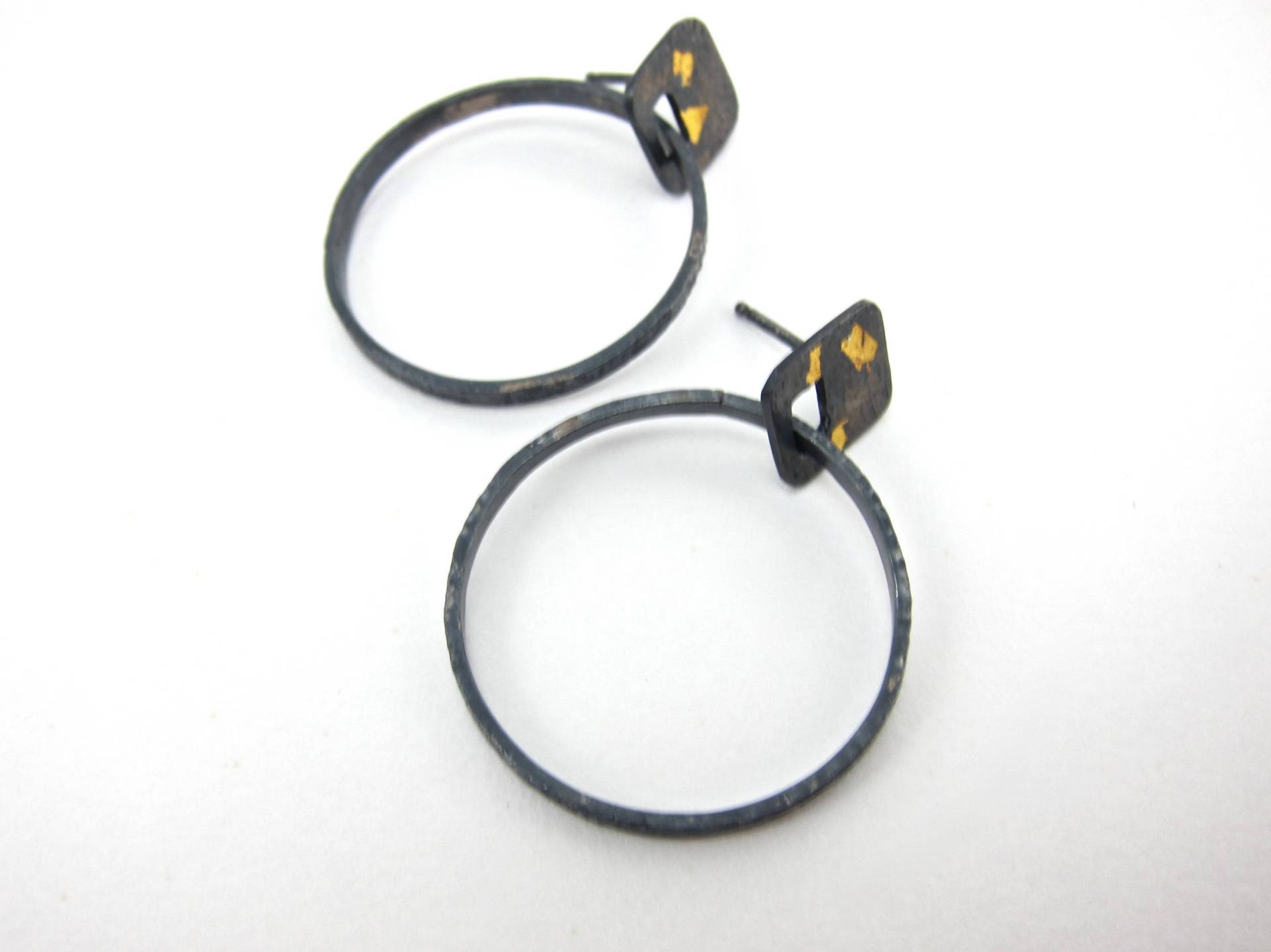 Geschwärzte Sterling Silber Creolen Gold Keum Boo Ohrstecker Geschwärzte Sterling Silber Creolen Gold Keum Boo Ohrstecker von aatelierandrea