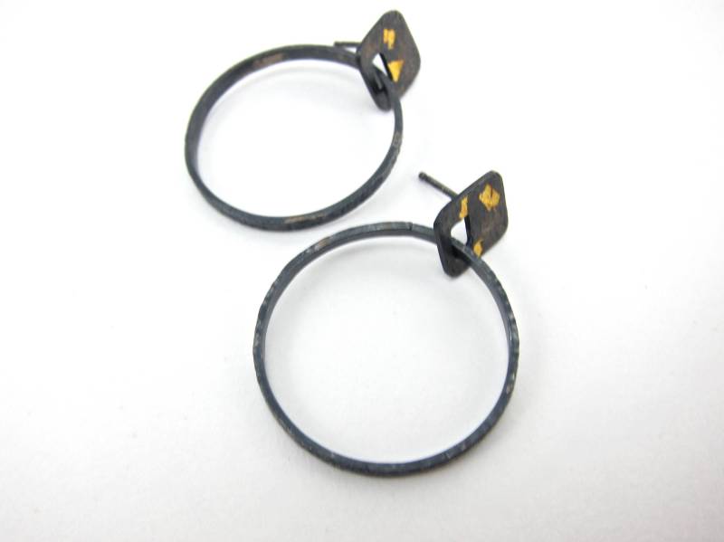 Geschwärzte Sterling Silber Creolen Gold Keum Boo Ohrstecker Geschwärzte Sterling Silber Creolen Gold Keum Boo Ohrstecker von aatelierandrea