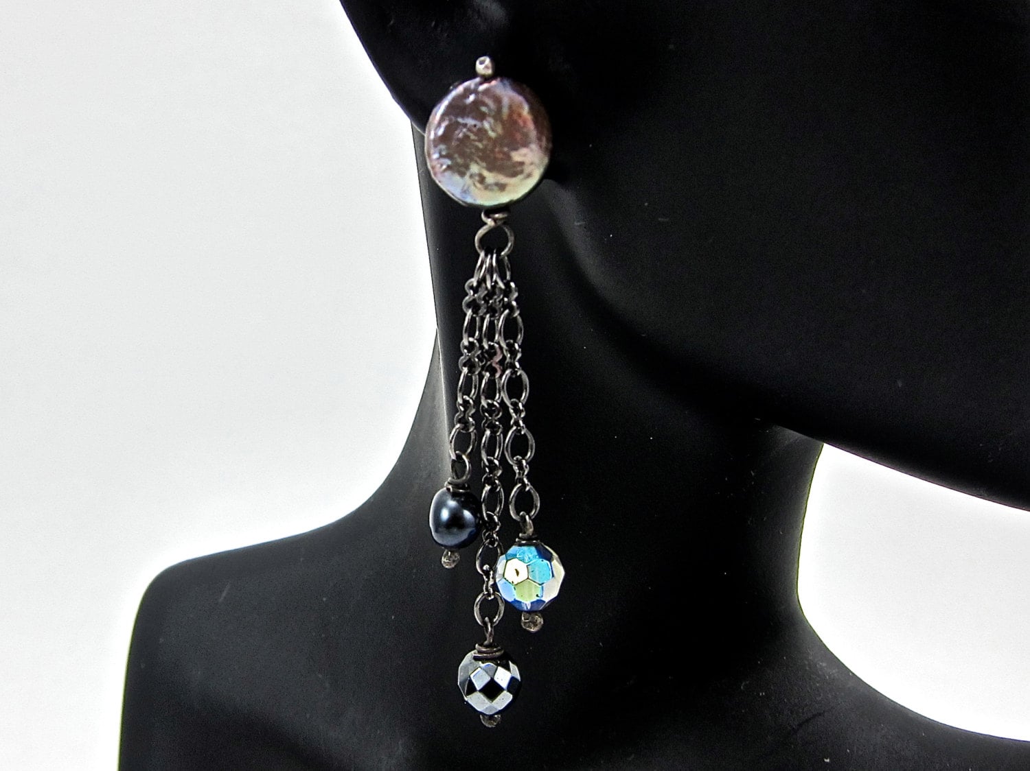 Graue Perlenohrringe, Mit Hämatit, Süßwasserperle Und Kristall, Geschwärztes 925Er Silber Graue Perlenohrringe, Mit Hämatit, Süßwasserperle Und Kristall, Geschwärztes 925Er Silber von aatelierandrea