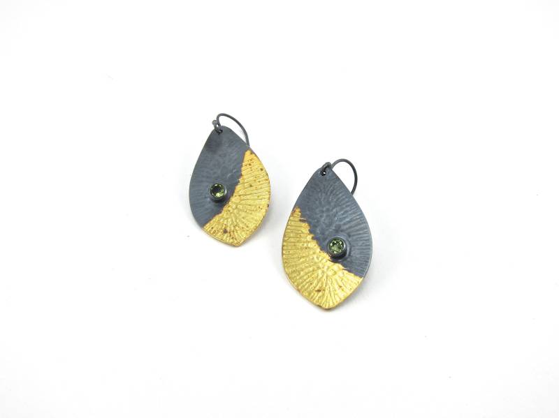 Keum Boo Blatt Ohrringe Peridot, Gold & Oxidiertes Silber Keum Boo Blatt Ohrringe Peridot, Gold & Oxidiertes Silber von aatelierandrea