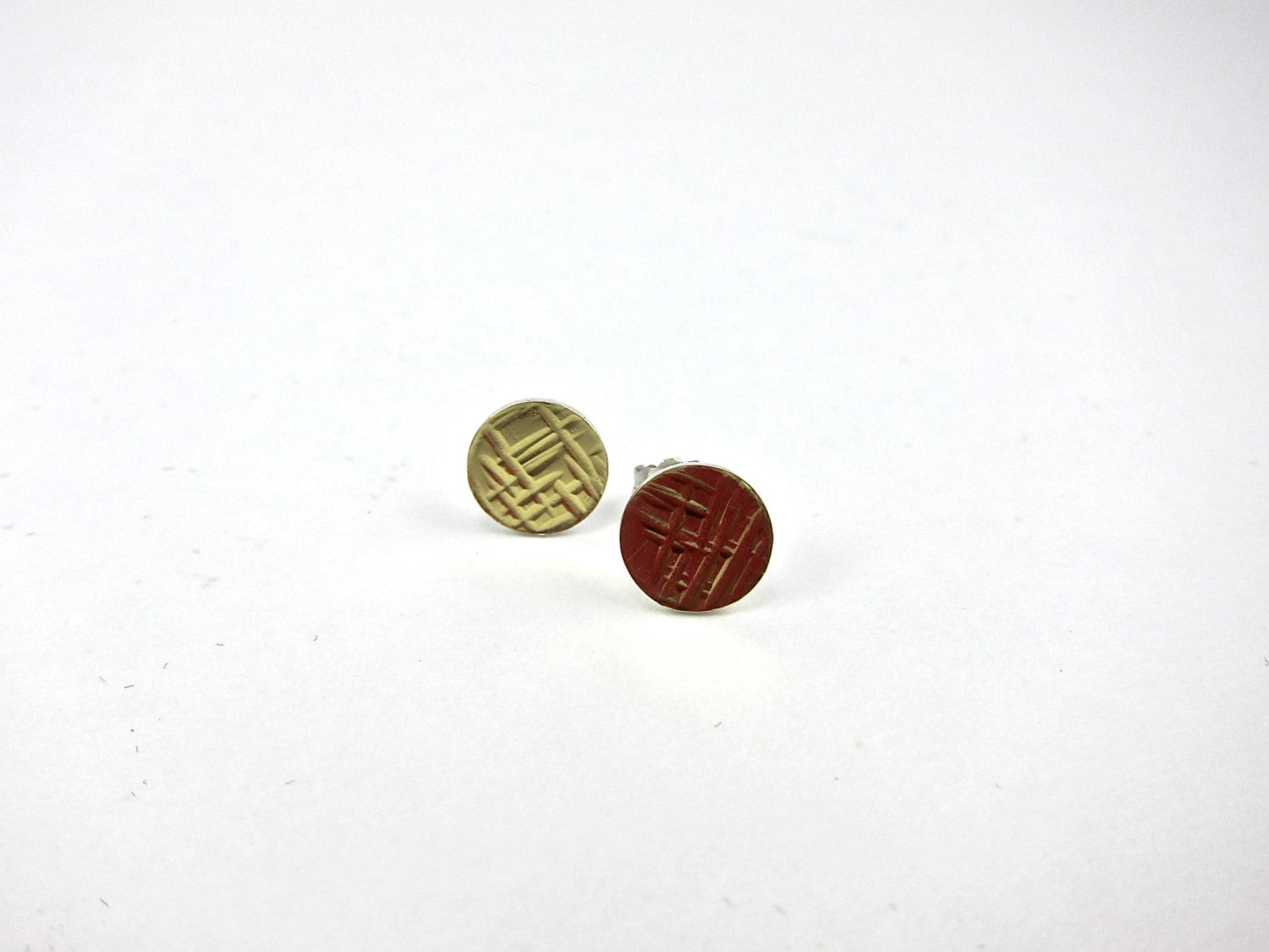 Kleine Goldene Punkt Ohrringe, Gehämmerte Gold Ohrstecker Kleine Goldene Punkt Ohrringe, Gehämmerte Gold Ohrstecker von aatelierandrea