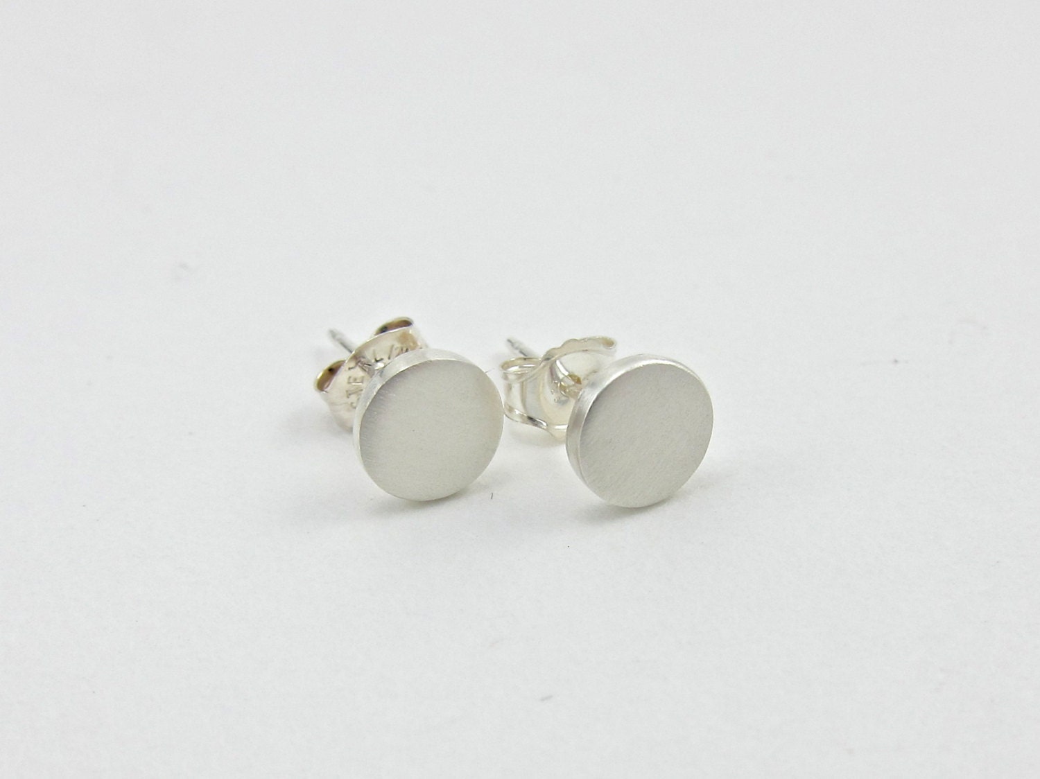 Kleine Runde Ohrstecker Aus Sterling Silber Kleine Runde Ohrstecker Aus Sterling Silber von aatelierandrea
