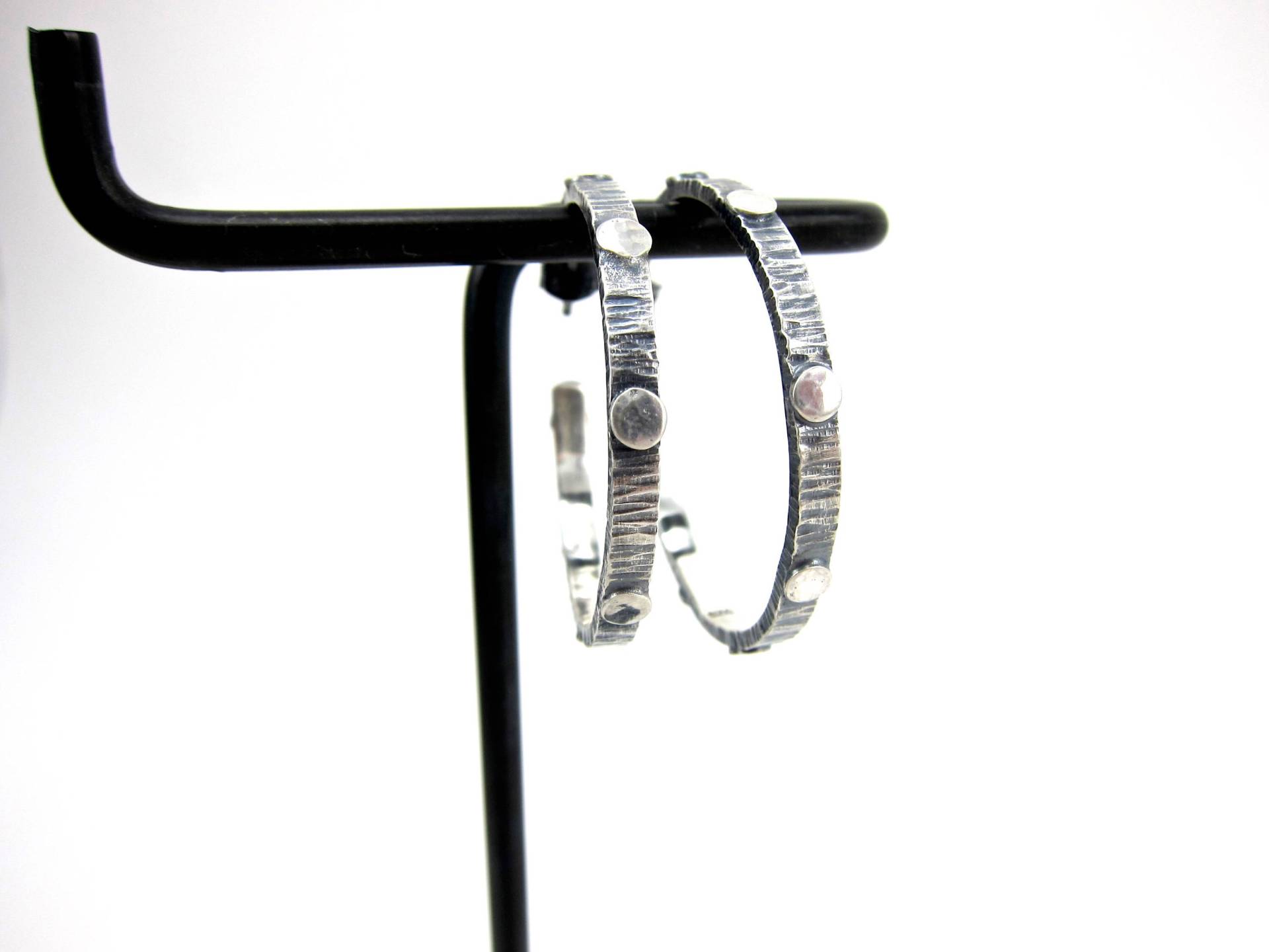 Oxidierte Sterling Silber Creolen Gehämmerte Textur, 32 Mm Oxidierte Sterling Silber Creolen Gehämmerte Textur, 32 Mm von aatelierandrea