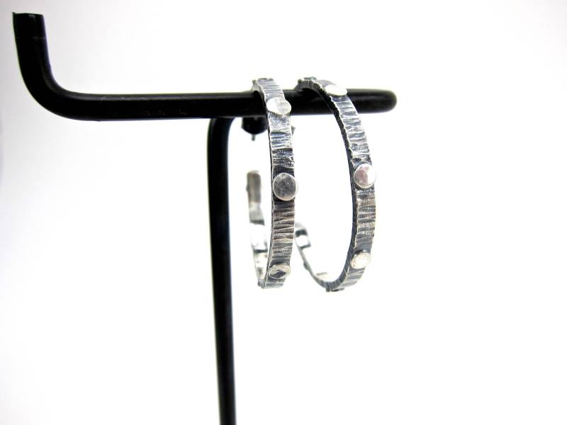 Oxidierte Sterling Silber Creolen Gehämmerte Textur, 32 Mm Oxidierte Sterling Silber Creolen Gehämmerte Textur, 32 Mm von aatelierandrea