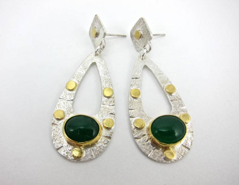 Rustikale Elegante Jadetropfen-Ohrringe 22K Gold & Sterlingsilber Rustikale Elegante Jadetropfen-Ohrringe 22K Gold & Sterlingsilber von aatelierandrea