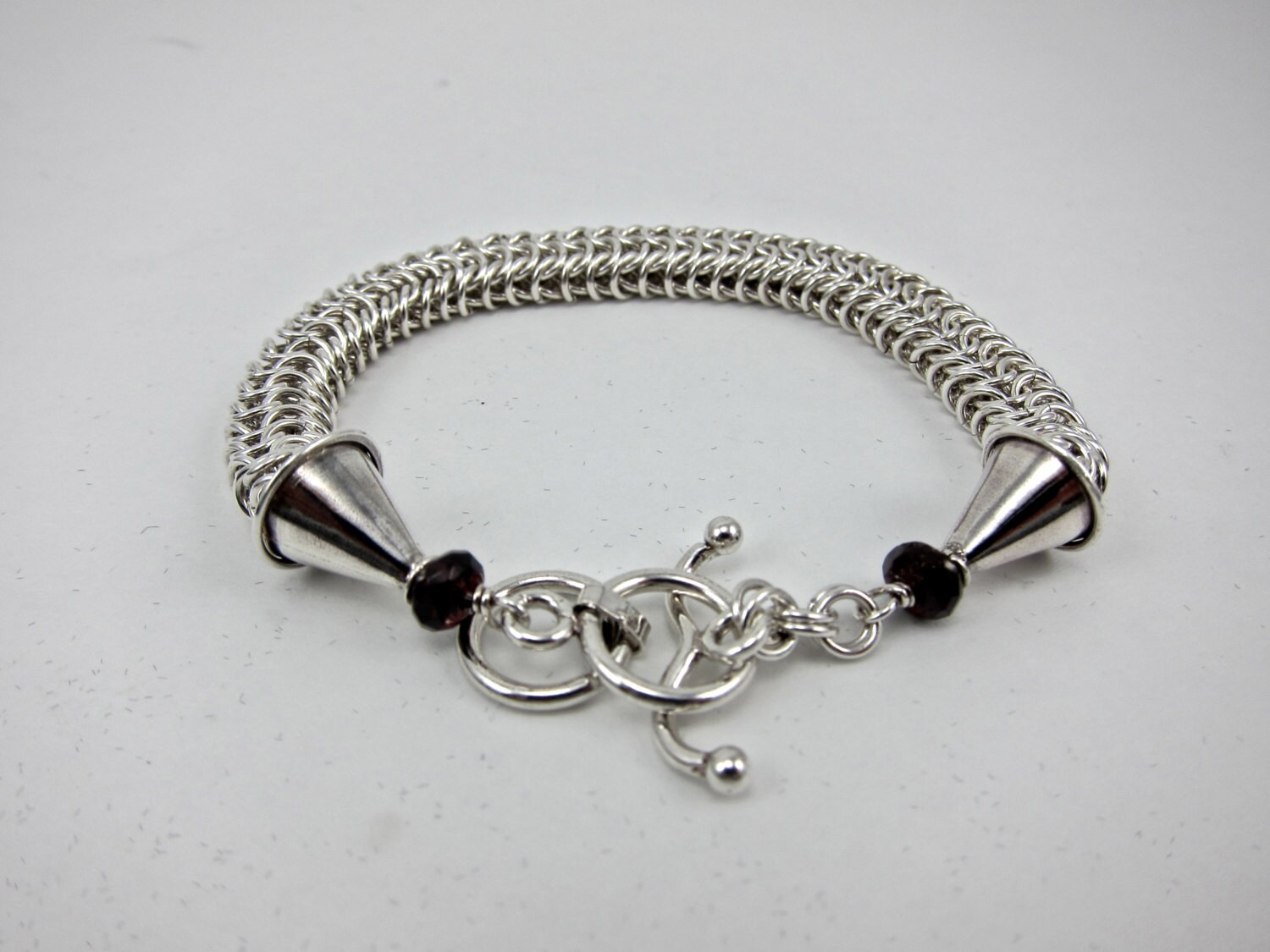 sterling Silber Kettenarmband Im Tetraeder Muster Mit Granaten sterling Silber Kettenarmband Im Tetraeder Muster Mit Granaten von aatelierandrea