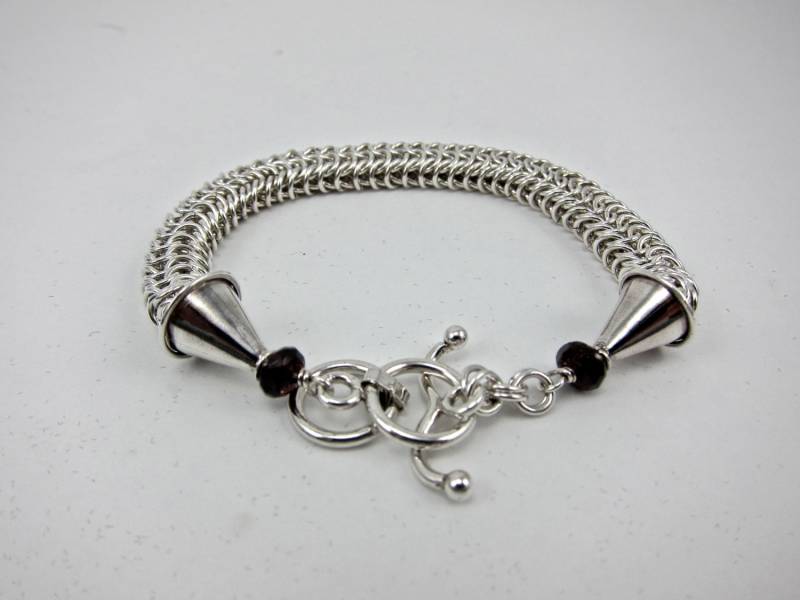 sterling Silber Kettenarmband Im Tetraeder Muster Mit Granaten sterling Silber Kettenarmband Im Tetraeder Muster Mit Granaten von aatelierandrea