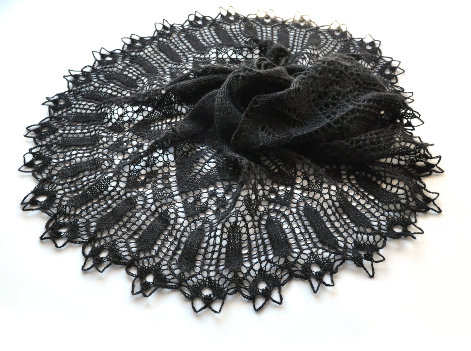 Handgestrickte Schwarze Spitze-Schal Hochzeit Aus Merinowolle von aboutCRAFTS