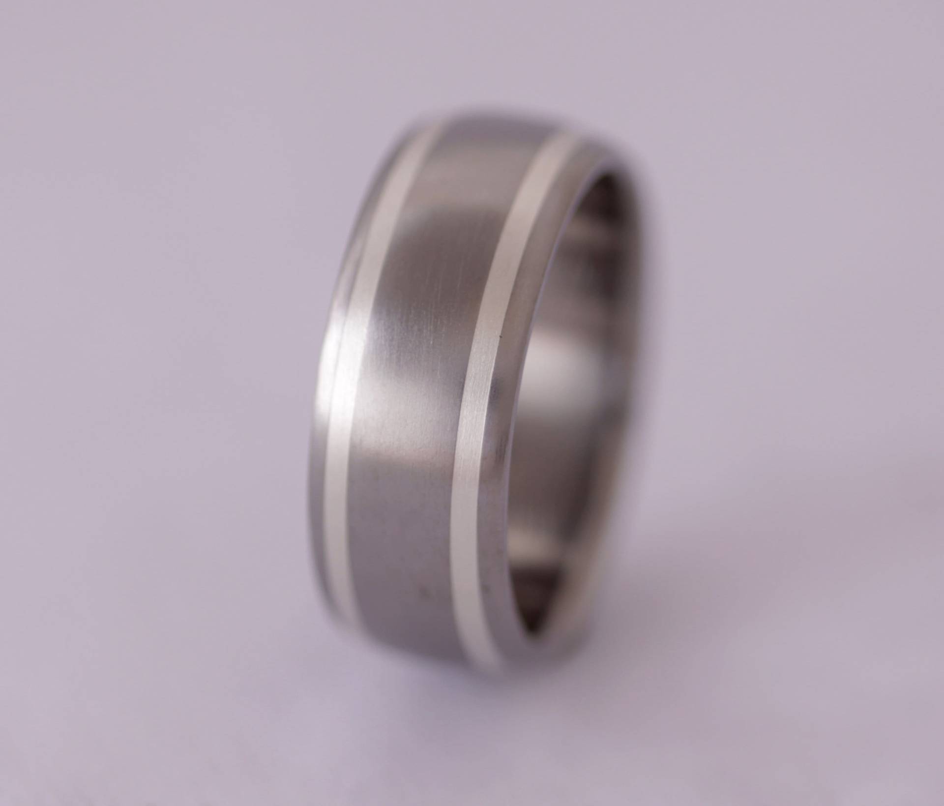 Gebürsteter Titan Ehering Gewölbter Ring Mit Silber Inlay von aboutjewelry