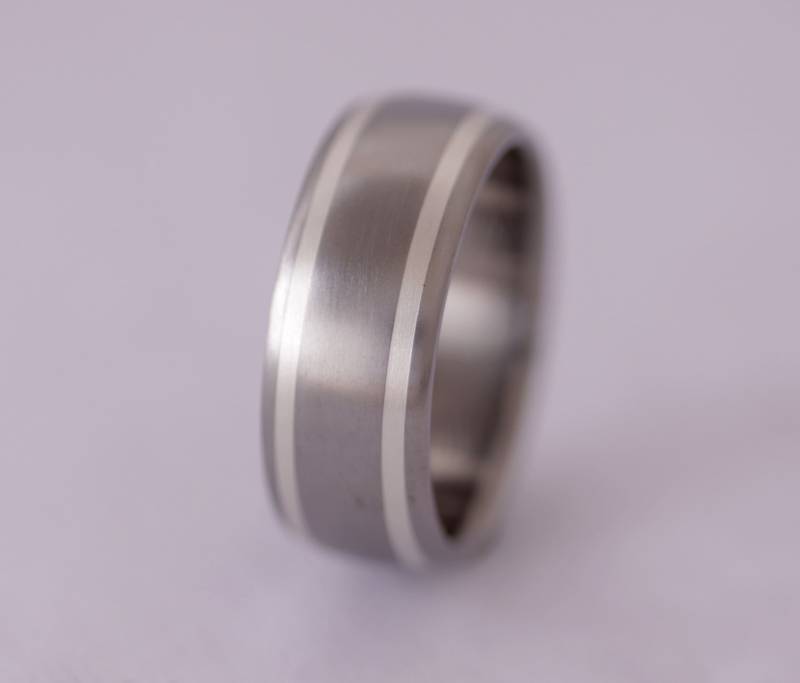 Gebürsteter Titan Ehering Gewölbter Ring Mit Silber Inlay von aboutjewelry
