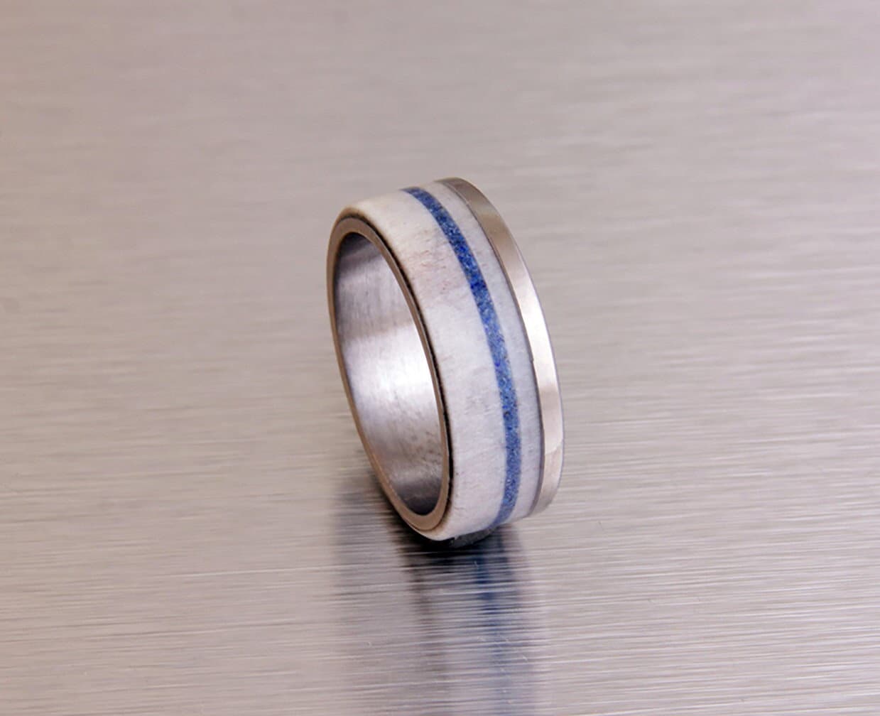 Geweihring Ehering Mit Geweih Und Titan Band Lapis Inlay von aboutjewelry