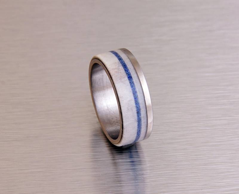 Geweihring Ehering Mit Geweih Und Titan Band Lapis Inlay von aboutjewelry