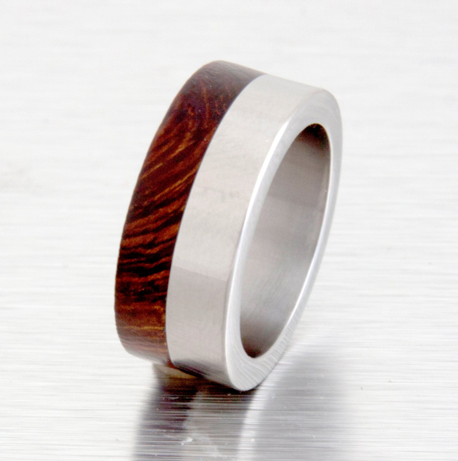 Titanring Holz Ehering Wüsteneisenholz Inlay von aboutjewelry