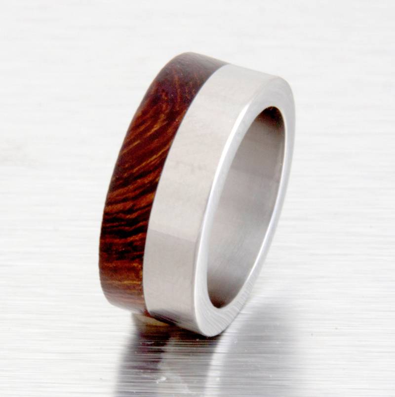 Titanring Holz Ehering Wüsteneisenholz Inlay von aboutjewelry
