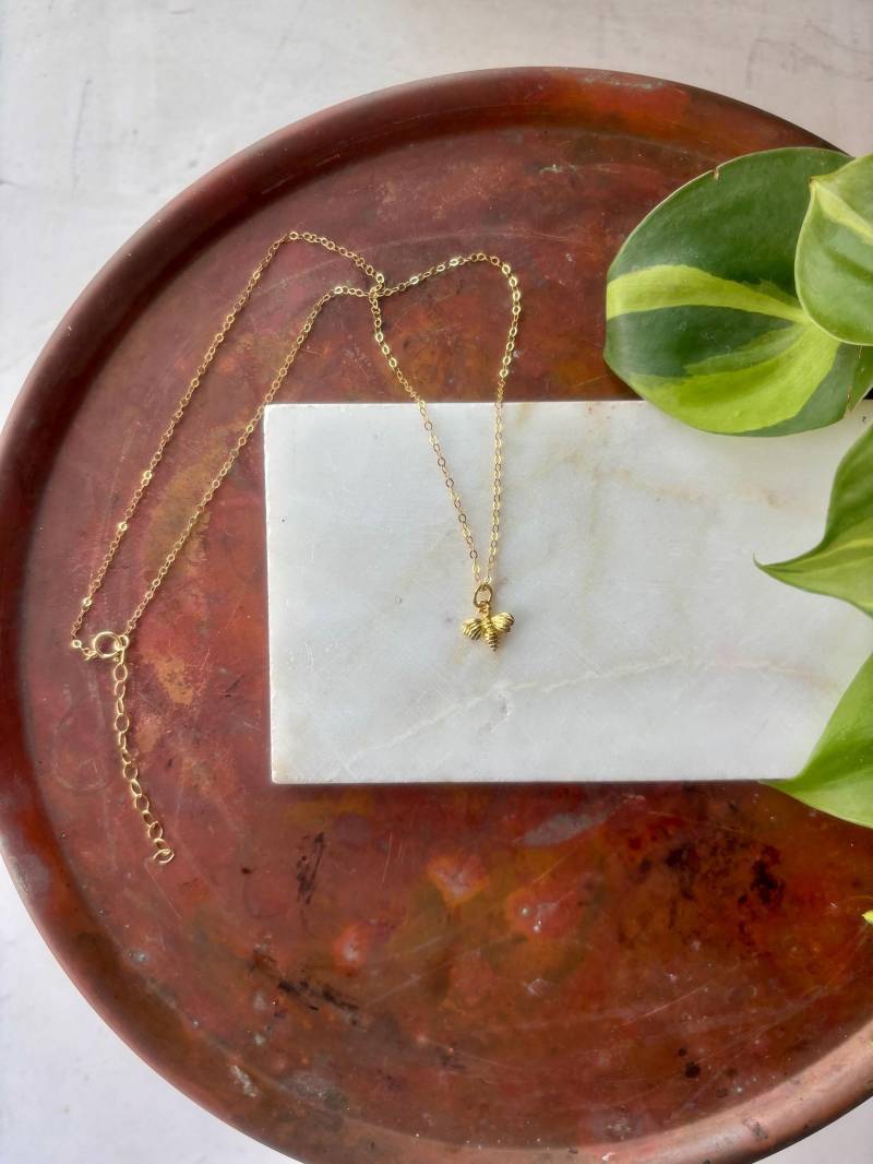 Gold Filled Biene Halskette Gold Filled Biene Halskette von abraydee