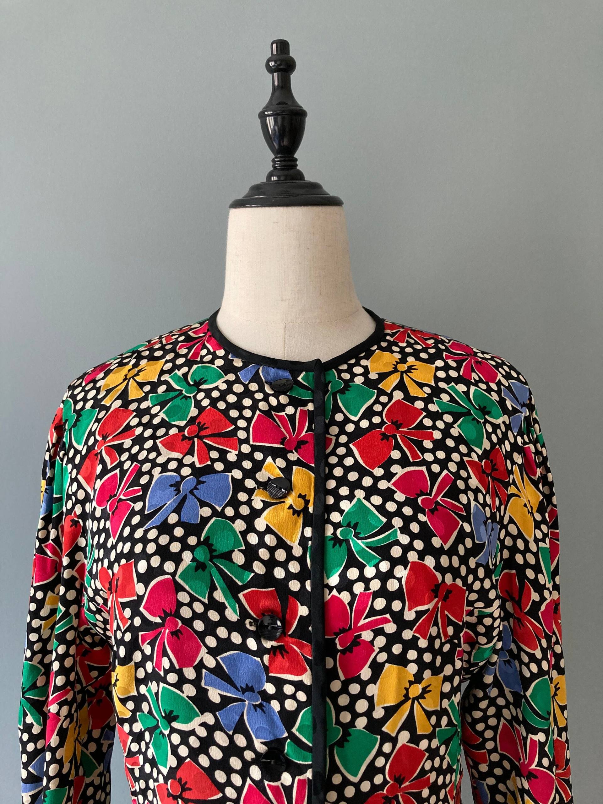 Albert Nipon 1980Er Seidenjacke, Schleifenmuster/Medium Albert Nipon 1980Er Seidenjacke, Schleifenmuster/Medium von acapulco78vintage