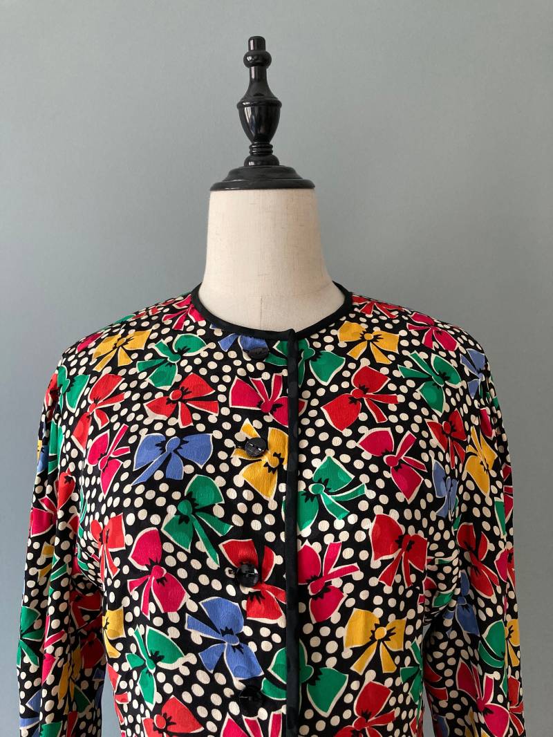 Albert Nipon 1980Er Seidenjacke, Schleifenmuster/Medium Albert Nipon 1980Er Seidenjacke, Schleifenmuster/Medium von acapulco78vintage