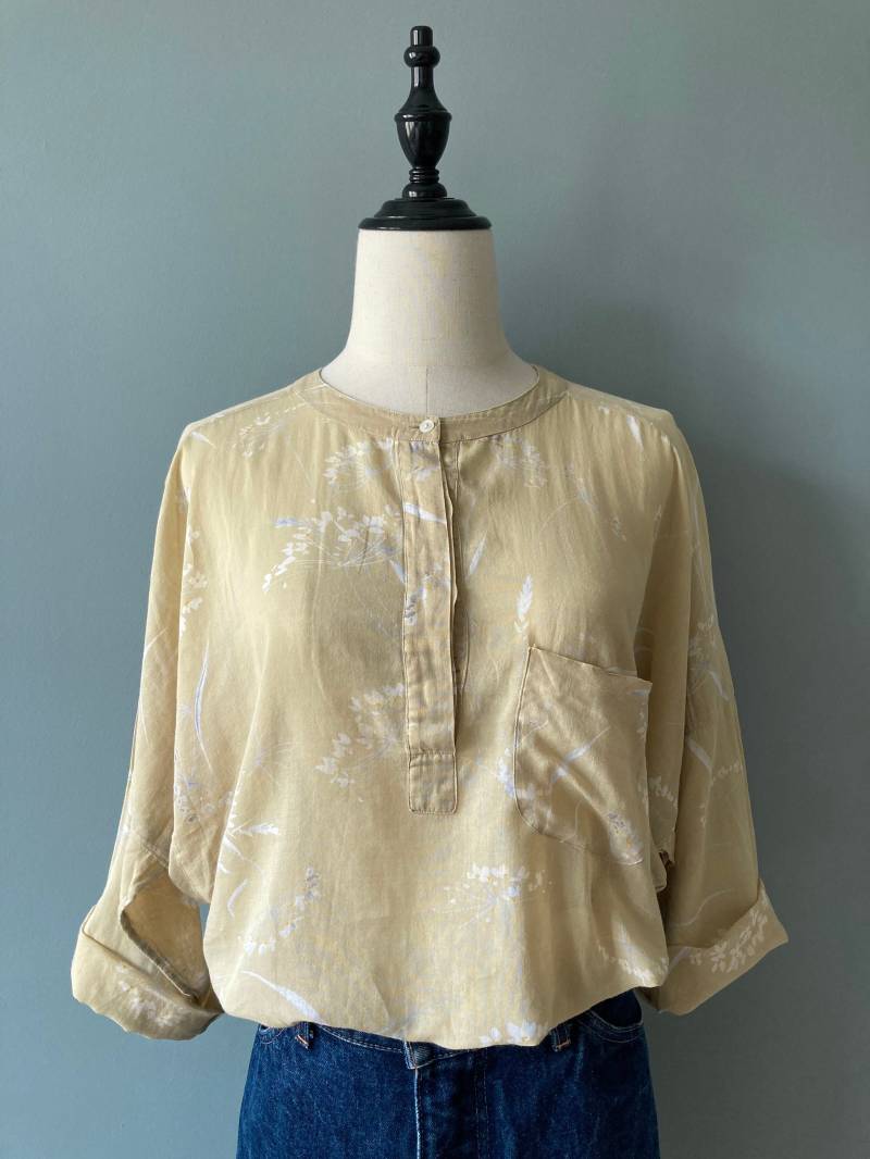 Cacharel 1970Er Jahre Beige Kleine Weiße Blumen Baumwollbluse/Medium von acapulco78vintage