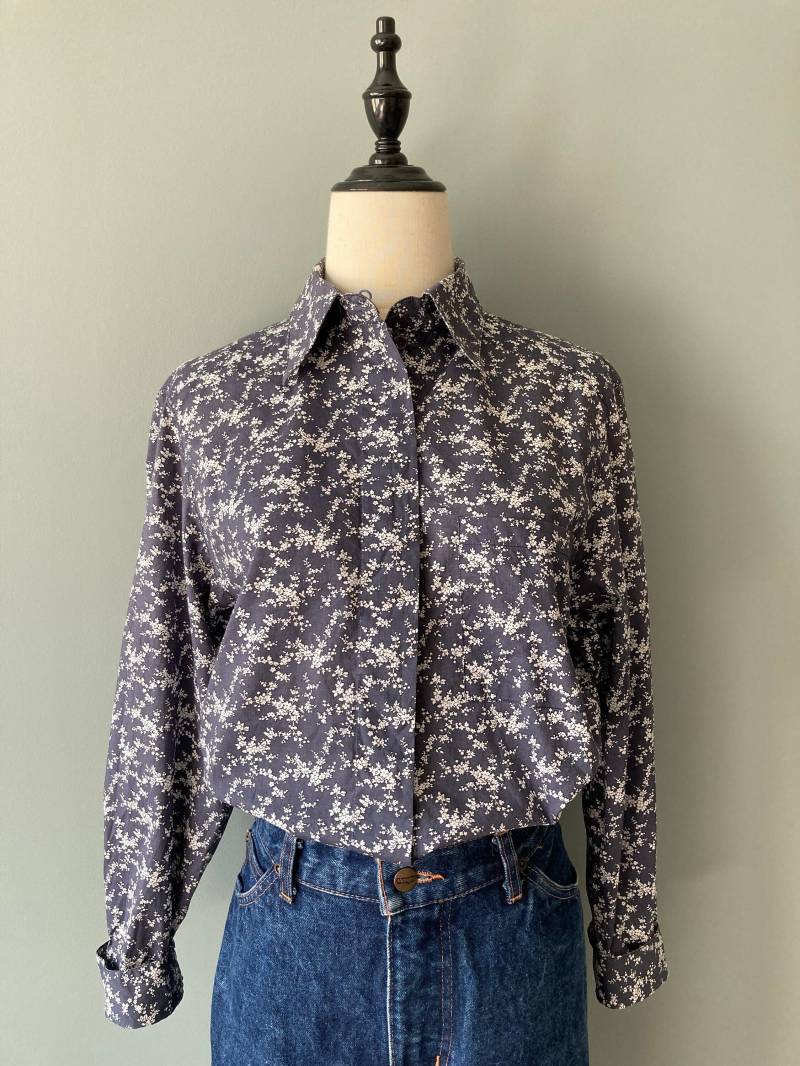 Cacharel 1990Er Jahre Marine Weiß Blümchen Baumwollshirt/Medium Cacharel 1990Er Jahre Marine Weiß Blümchen Baumwollshirt/Medium von acapulco78vintage