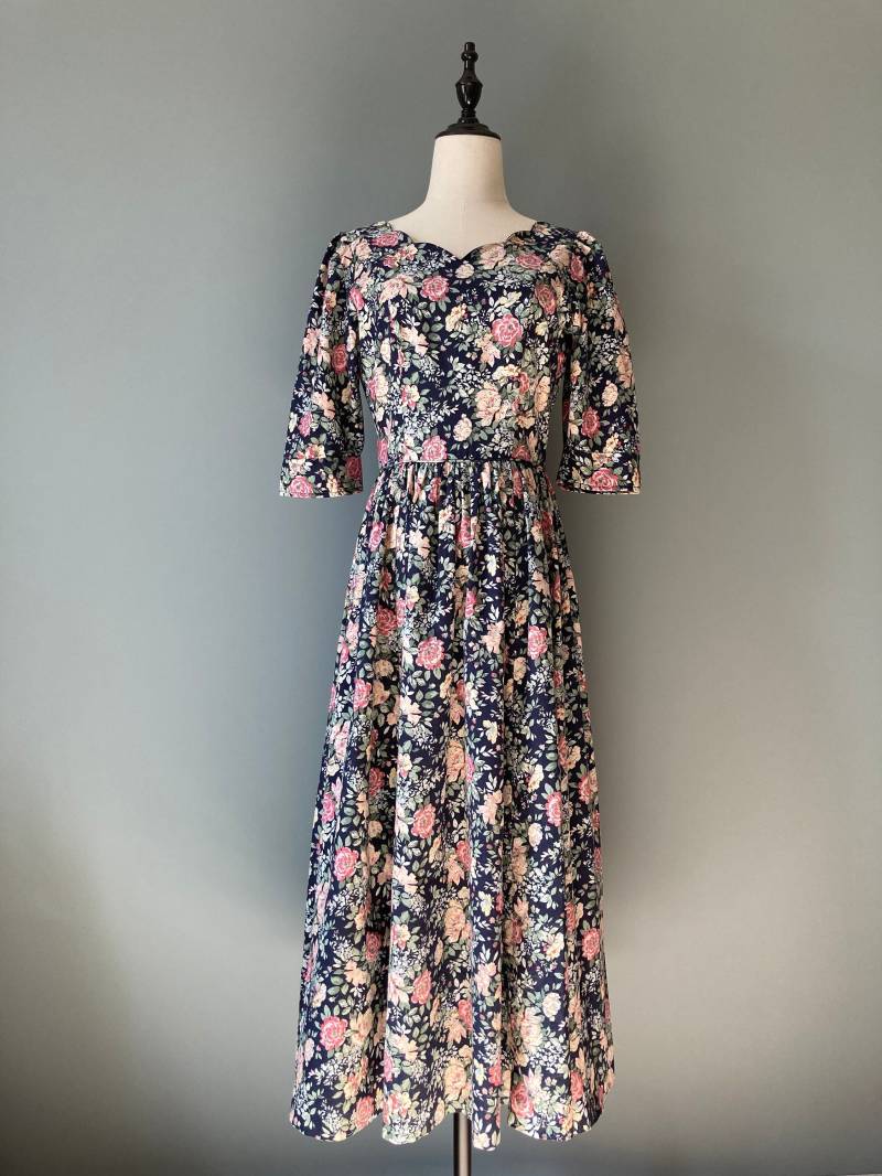 Laura Ashley 1980Er Blumen Baumwollkleid, Große Schleife Im Rücken/Klein - Mittel Laura Ashley 1980Er Blumen Baumwollkleid, Große Schleife Im Rücken/Klein - Mittel von acapulco78vintage