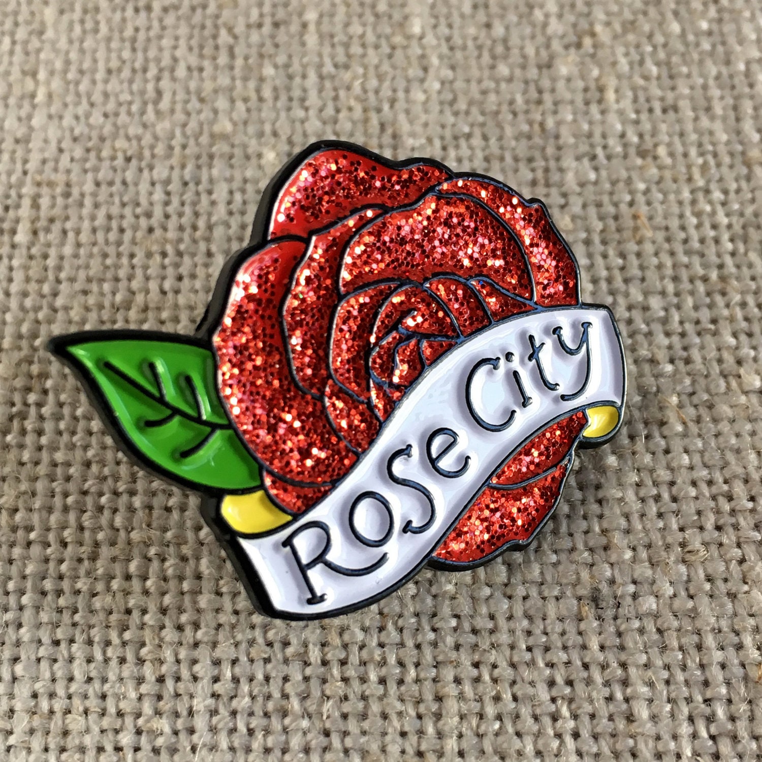 Rose City Glitzer Anstecknadel/Flair Portland Moderner Emaille Anstecker Cooler Weihnachtsschmuck Pdx Geschenkidee Rose City Glitzer Anstecknadel/Flair Portland Moderner Emaille Anstecker Cooler Weihnachtsschmuck Pdx Geschenkidee von acbcDesign