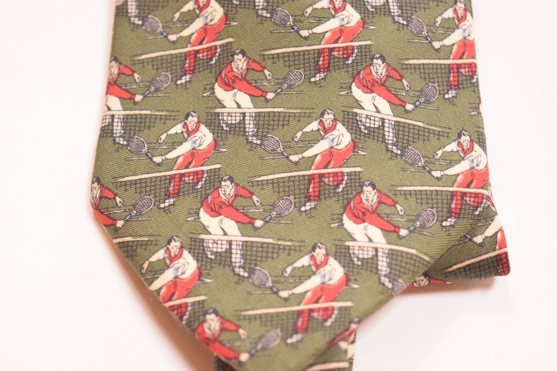 Tennis Krawatte Herren Neuheit Salbeigrün Mit Roten Und Weißen Akzenten Eigenschaften Player Design Tennis Krawatte Herren Neuheit Salbeigrün Mit Roten Und Weißen Akzenten Eigenschaften Player Design von accessorytoawedding