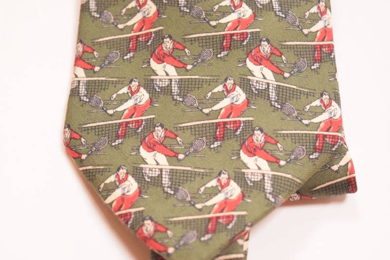 Tennis Krawatte Herren Neuheit Salbeigrün Mit Roten Und Weißen Akzenten Eigenschaften Player Design von accessorytoawedding