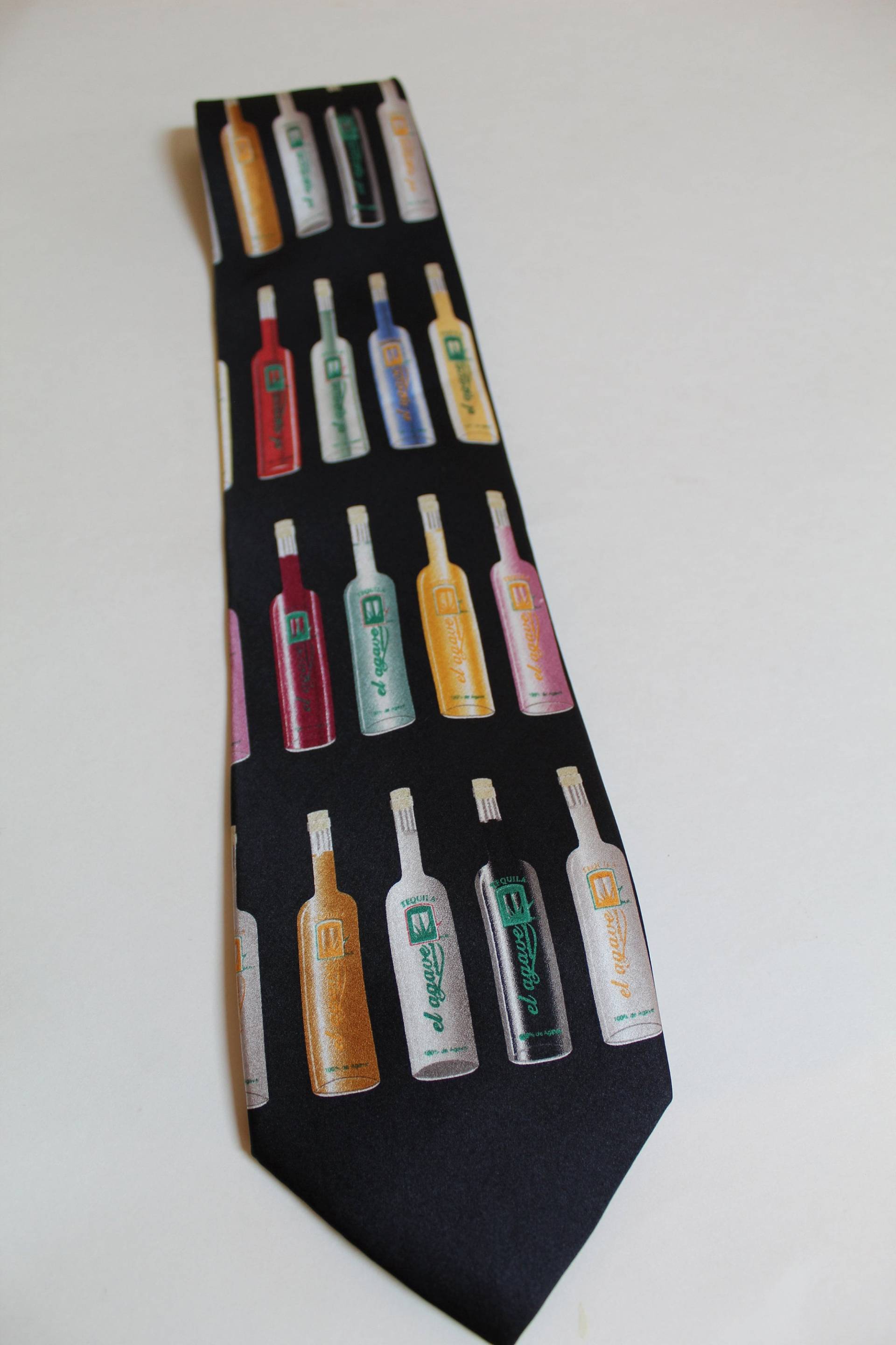 Tequila-Liebhaber-Krawatte Herren-Neuheits-Krawatte Mit Bunten Flaschen El Agave Tequila Schwarze Seidenkrawatte Tequila-Liebhaber-Krawatte Herren-Neuheits-Krawatte Mit Bunten Flaschen El Agave Tequila Schwarze Seidenkrawatte von accessorytoawedding