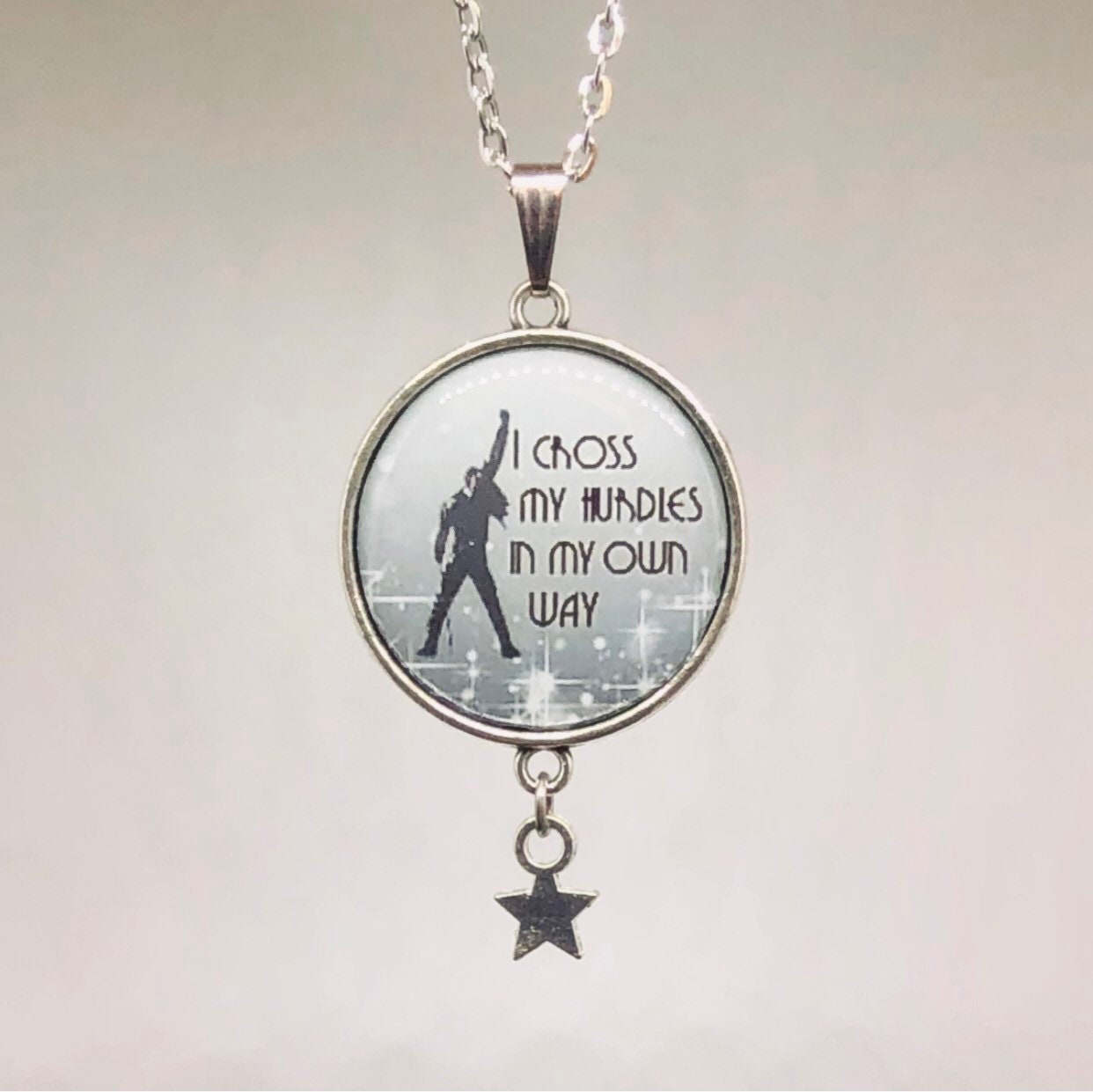 Popkultige Kette Mit Spruch Freddie Mercury Zitat "I Cross My Hurdles in Own Way" Für Fans Von Queen Und Dem Film Boho Rhapsody Popkultige Kette Mit Spruch Freddie Mercury Zitat "I Cross My Hurdles in Own Way" Für Fans Von Queen Und Dem Film Boho Rhapsody von acertainjenesaisquoi