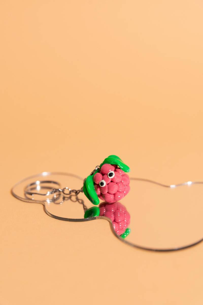 Witzige Himbeere Mit Augen Handgemachter Schlüsselanhänger Silber I Miniatur Essen Obst Witzig Bag Charm von acolorfulclay