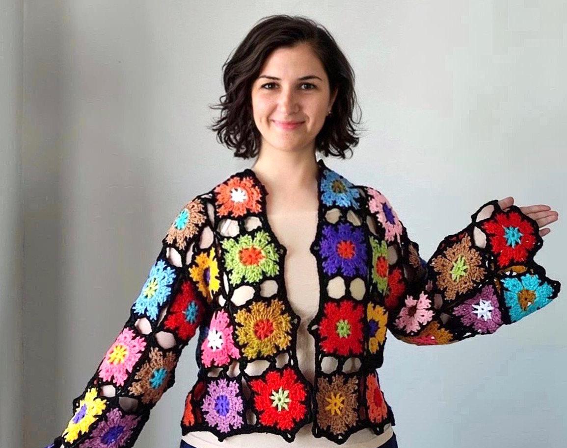 Oma Quadrat Strickjacke, Gehäkelte Blumen Handgemachte Mini Patchwork Häkeljacke Oma Quadrat Strickjacke, Gehäkelte Blumen Handgemachte Mini Patchwork Häkeljacke von acuncrochet