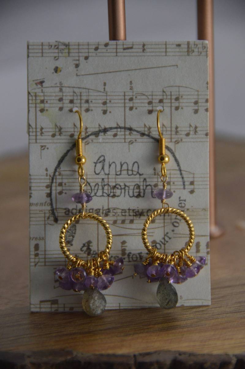 Amethyst Edelsteine & Labradorit Briolette Auf Vergoldeten Messing Gedrehten Creolen. Handgemachte, Drahtgewickelte Ohrringe Mit Edelsteinen von adgiggles
