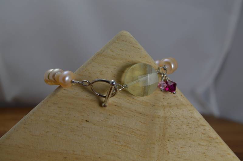Armband Aus Rosa Süßwasserperle Mit Lemon Quartz Münze & Swarovski Kristallen. Handgefertigt, Sterling Silber, Knebelverschluss. Brautschmuck von adgiggles