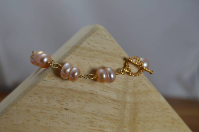Armband Aus Rosa Süßwasserperlen. Vergoldetem Messing, Draht Gewickelt, Süßwasserperlenarmband, Brautschmuck, Hochzeitsschmuck, Juni Geburtsstein von adgiggles