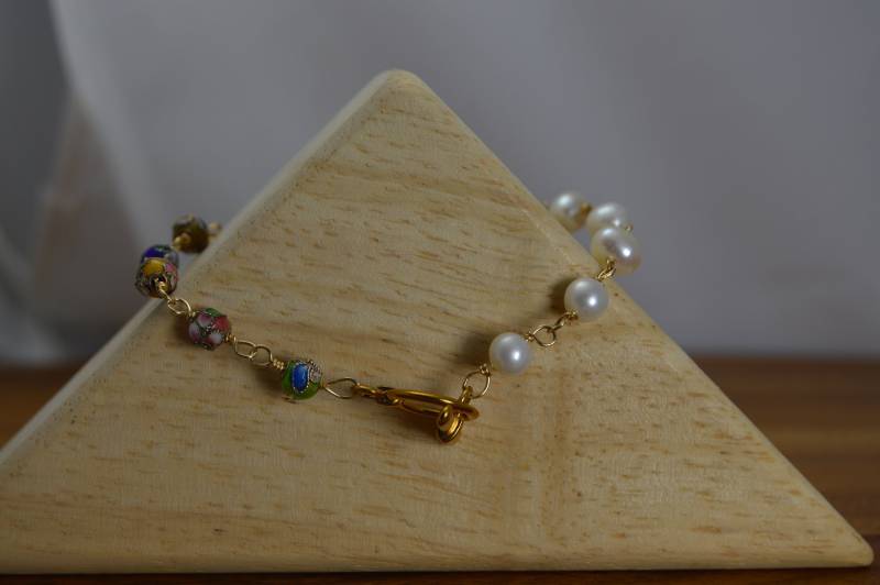 Armband Aus Weißen Süßwasserperlen Mit Filigranem Perlenarmband. Messing Vergoldet, Brautschmuck, Hochzeitsschmuck, Draht Gewickelt, Handarbeit von adgiggles