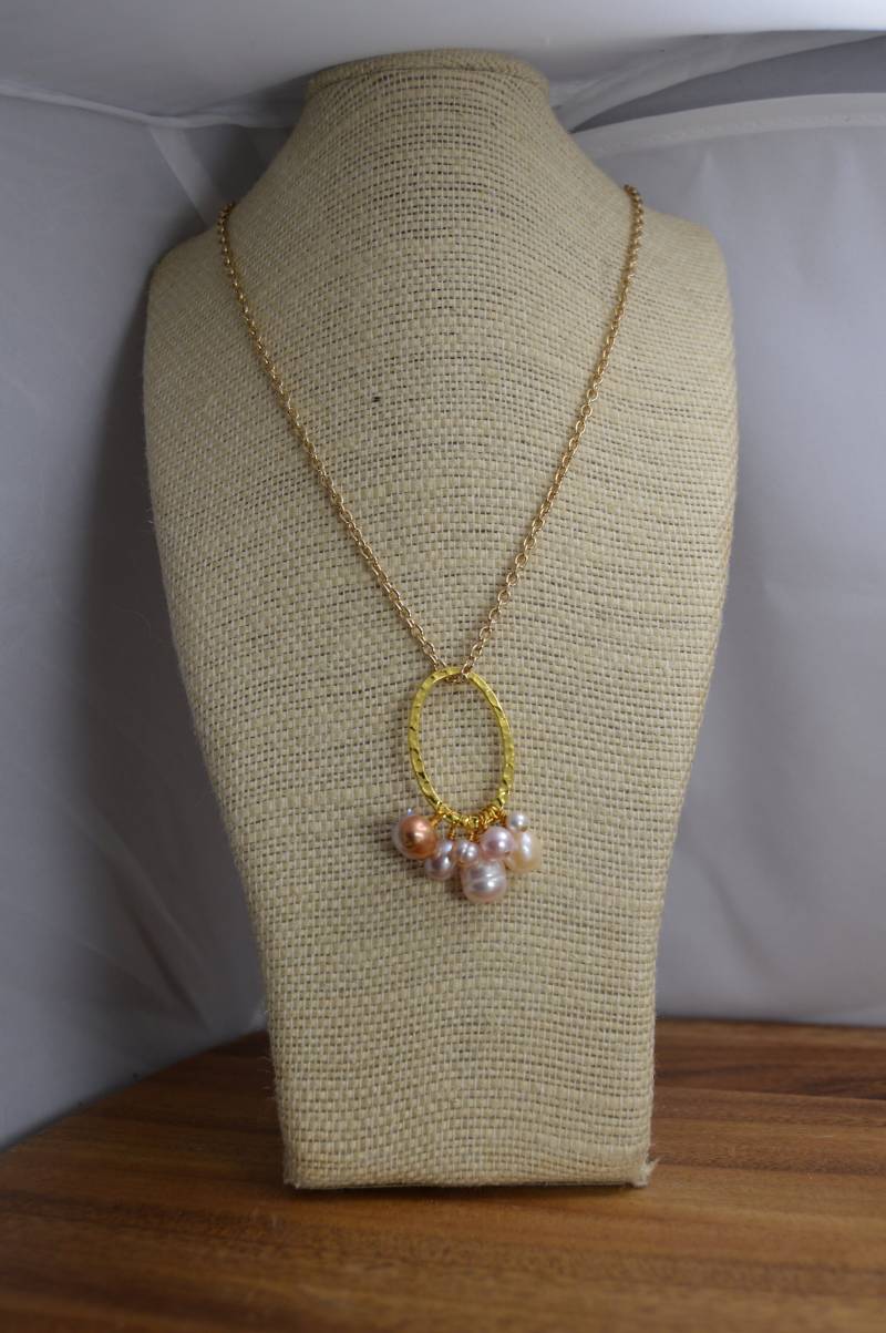 Blassrosa Süsswasserperlen An Einer Vergoldeten Ovalen Creolenkette Aus Messing. Handgemacht, Draht Gewickelt, Perlen, Braut, Hochzeitsschmuck von adgiggles