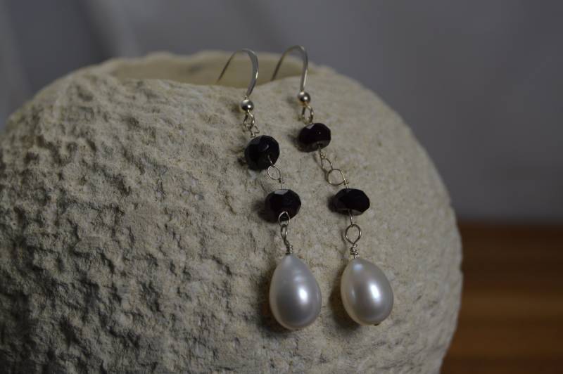Granat Rondelle & Süsswasserperlen Tropfen Ohrringe. Sterling Silber, Weiße Perlen, Tiefroter Edelstein, Januar Und Juni Geburtsstein von adgiggles