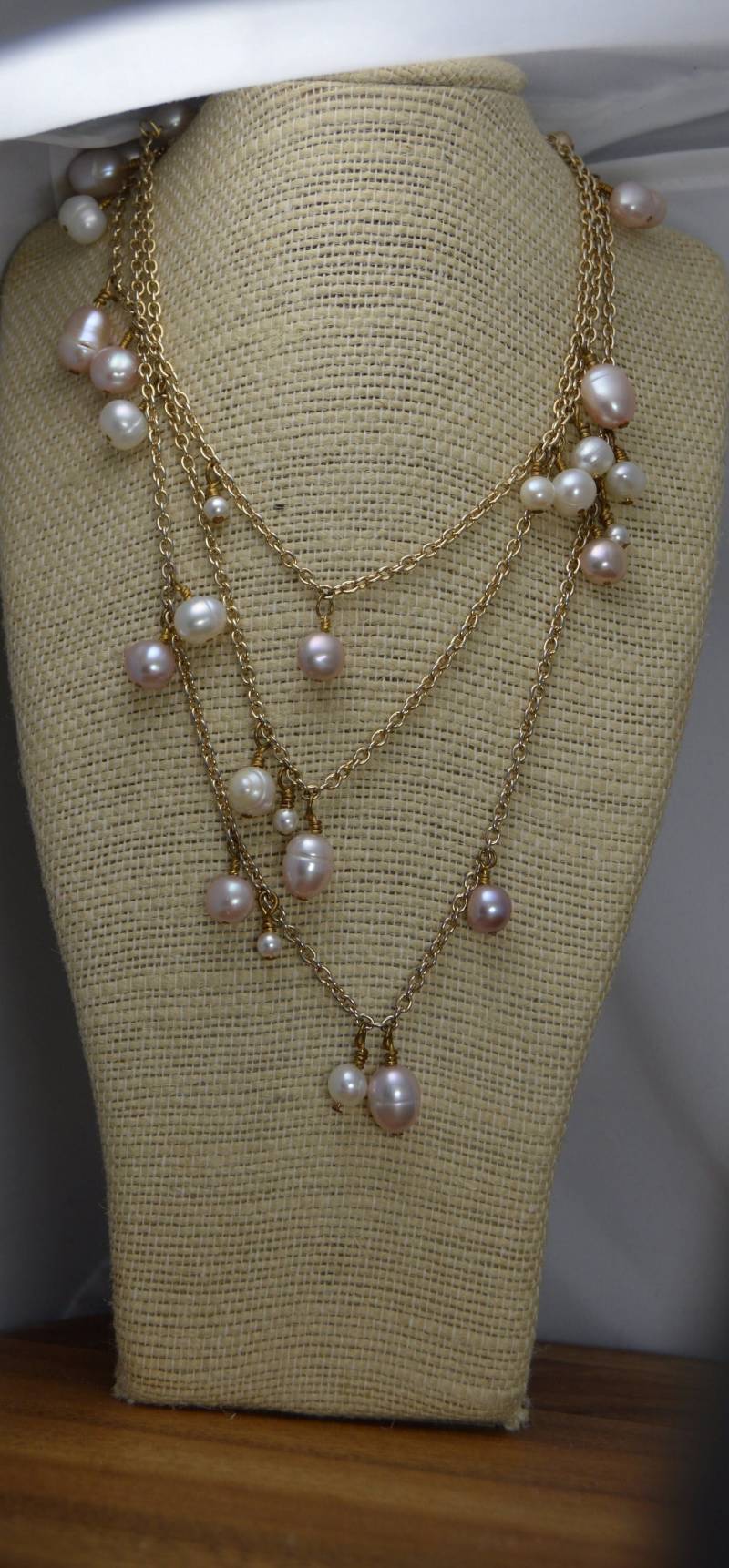 Hellrosa Süßwasserperlen An Einer Vergoldeten Messingkette. Handgefertigt, Draht Gewickelt, Elegant. Natürliche Süßwasserperlen, Rosa, Braut von adgiggles