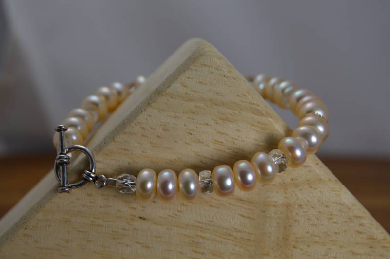 Hellrosa Süsswasserperlen & Swarovski-Kristall Auf Einem Acceflex-Armband. Juni Geburtsstein, Brautschmuck, Hochzeitsschmuck, Brautjungfern Schmuck von adgiggles