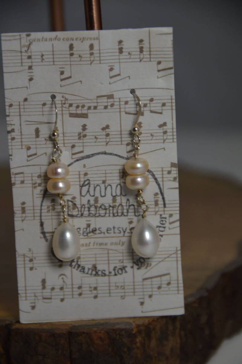 Hellrosa Und Weiße Süßwasserperle Tropfen Ohrringe von adgiggles