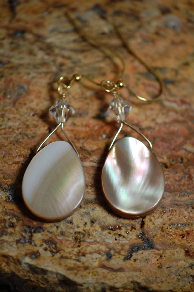 Tropfen Perlmutt & Swarovski Kristall Ohrringe. Draht Gewickelt, Vergoldet, Sterling Silber, Tropfen, Schlichter Eleganter Brautschmuck von adgiggles