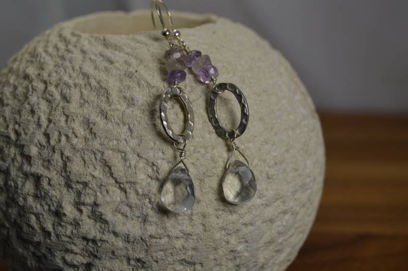Versilberte Messing Creolen Mit Amethyst Rondelle & Quartz Briolette Ohrringe. Handgefertigte, Drahtgewickelte, Natürliche Edelstein von adgiggles