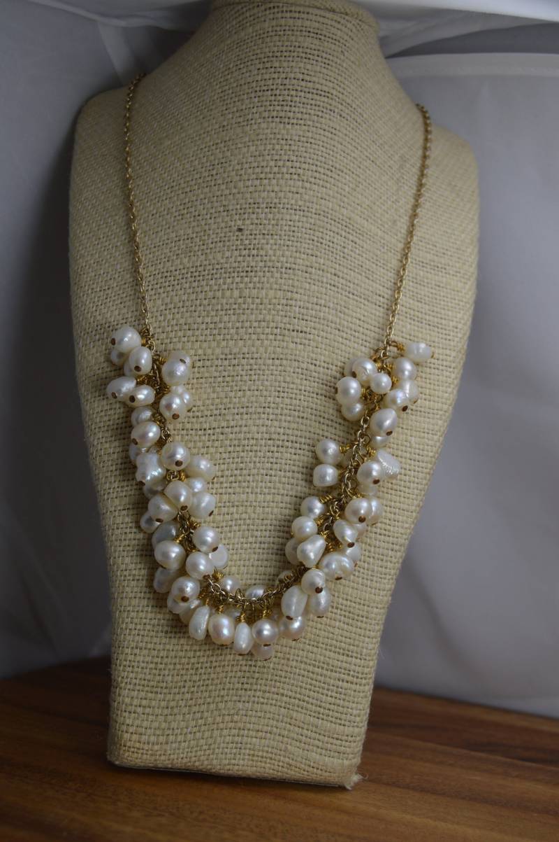 Weiße Süßwasser Perlen Cluster Vergoldete Messing Halskette. Draht Gewickelt, Brautschmuck, Handgefertigt, Cluster, Perlenkette von adgiggles
