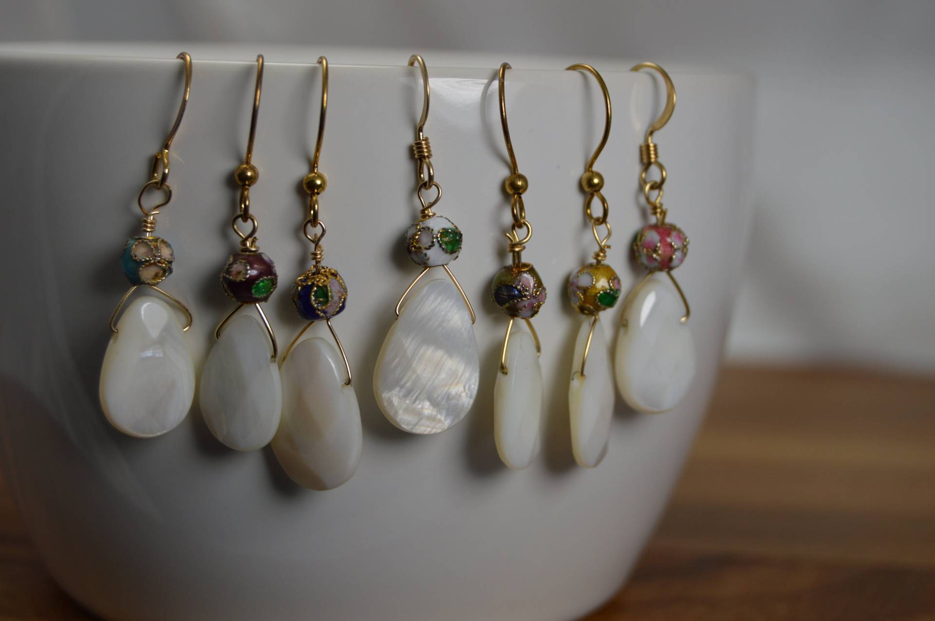 Wunderschöne Perlmutt Tropfen Ohrringe Mit Filigraner Perle. Messing Vergoldet, Perlen Tropfen, Schlichter Eleganter Brautschmuck, Handgefertigt von adgiggles